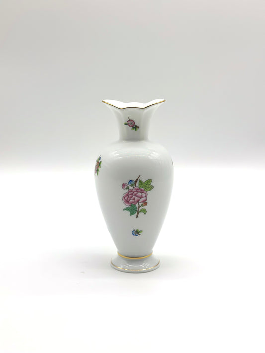 Scalloped Rim Vase Queen Victoria