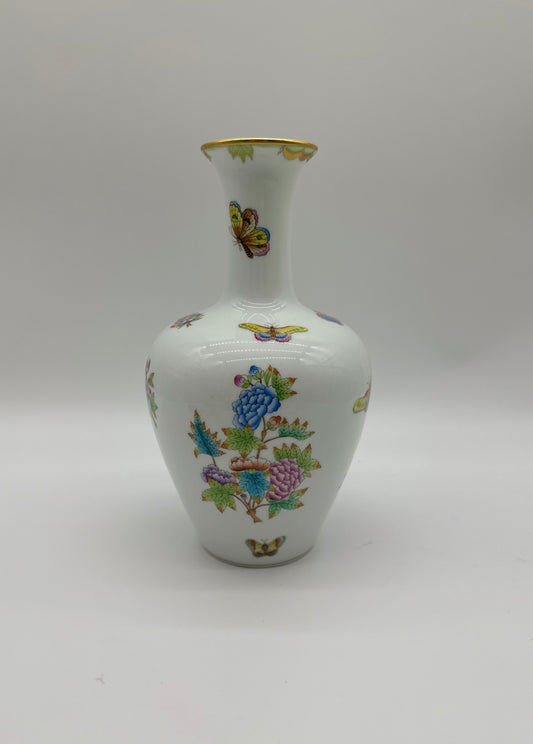 11" Queen Victoria Vase