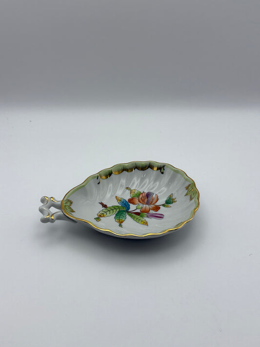 Small Clam Shaped Queen Victoria Dish with Handle
