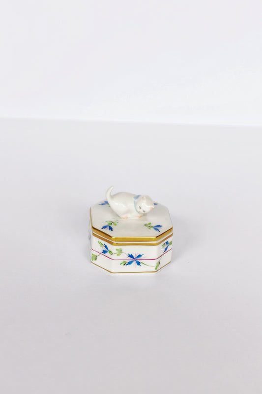 Box with Cat Blue Garland