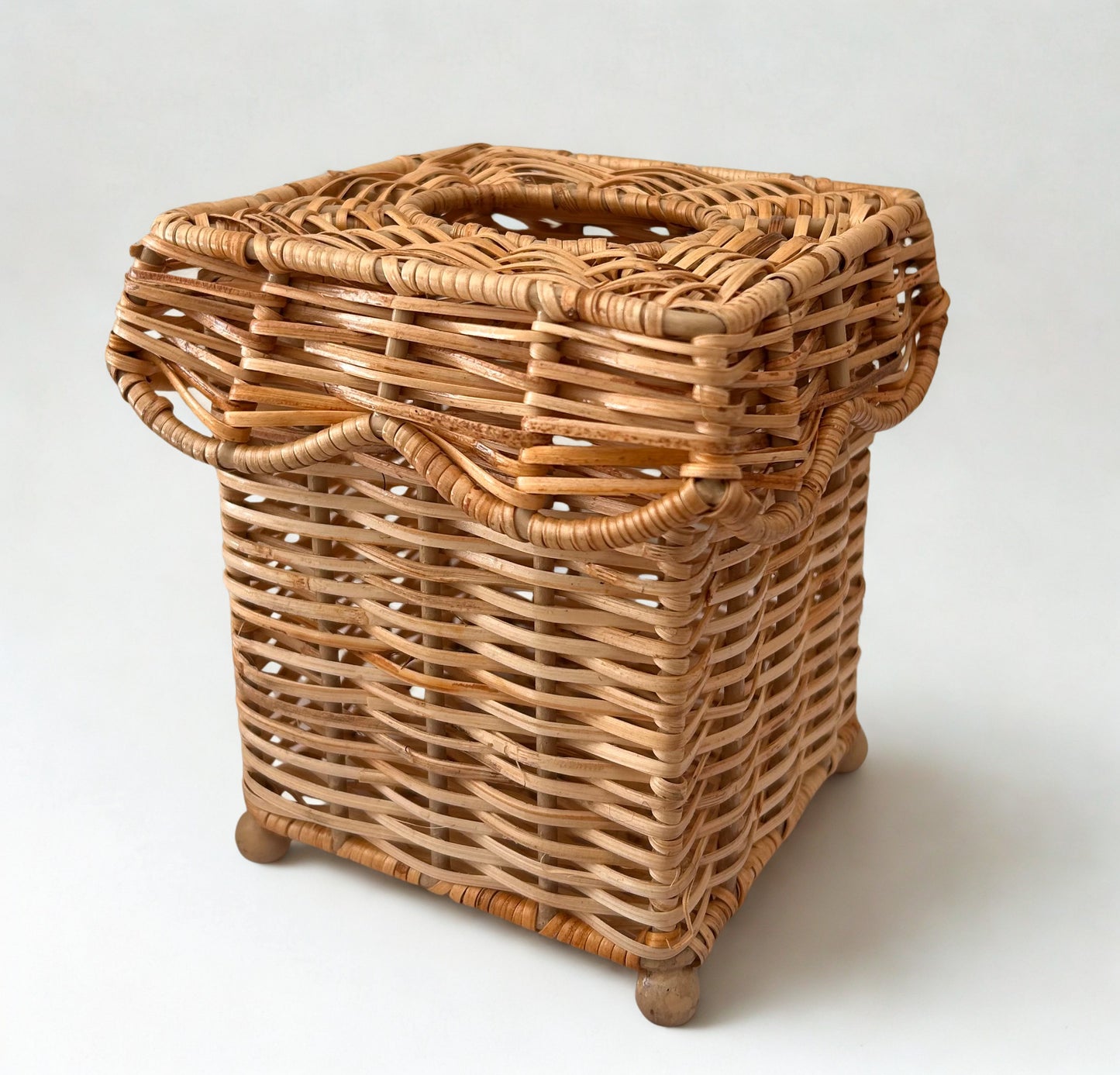 Scalloped Wicker Tissue Holder