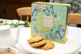 Farmhouse Biscuits Tin - Oats & Honey