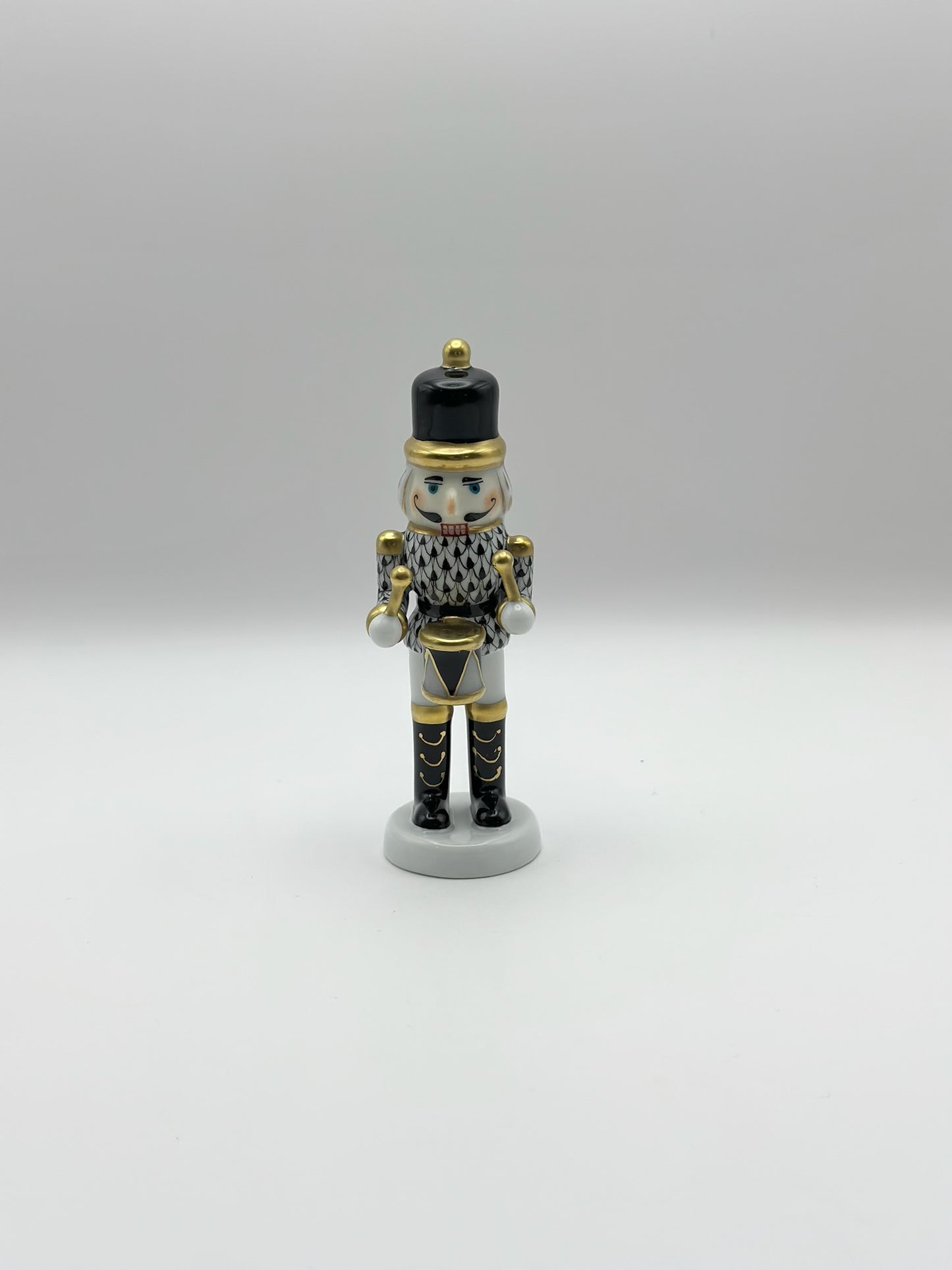 Nutcracker w/ Drum Black