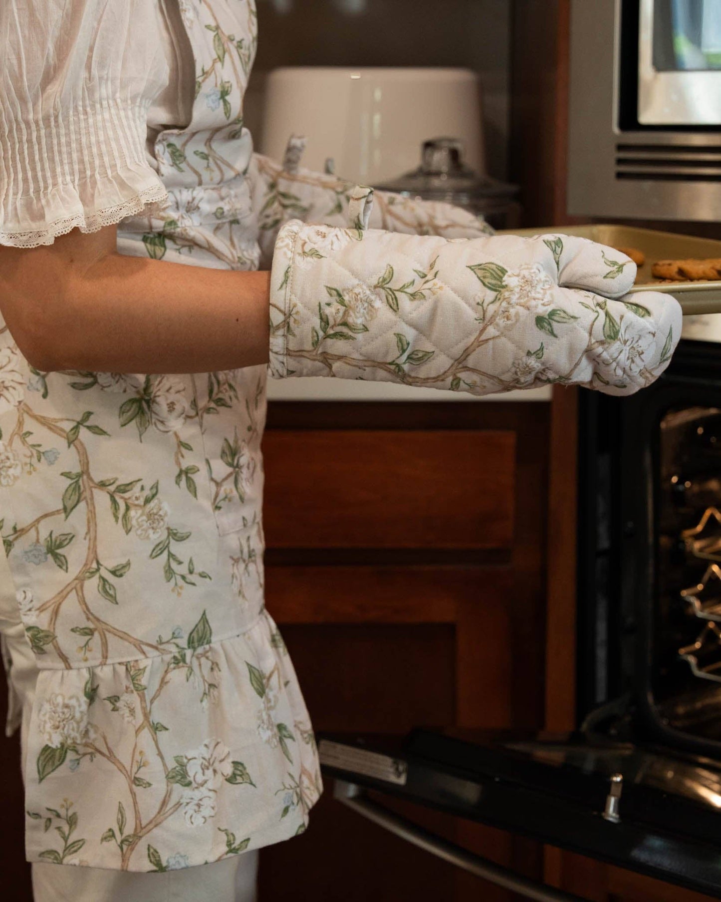 Camellia Neutral Floral Cotton Oven Mitt Set