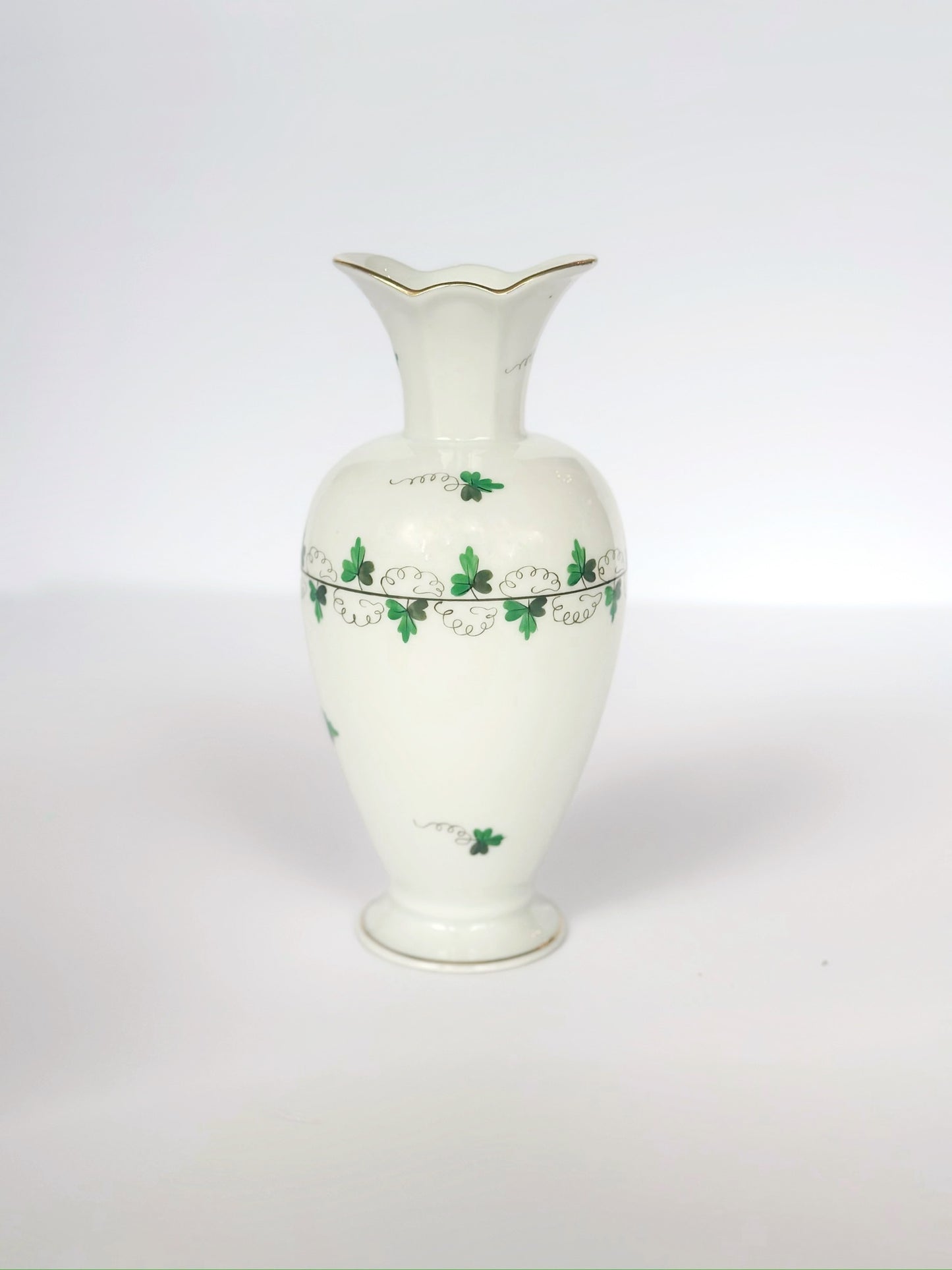 Persil Vase Scalloped Rim