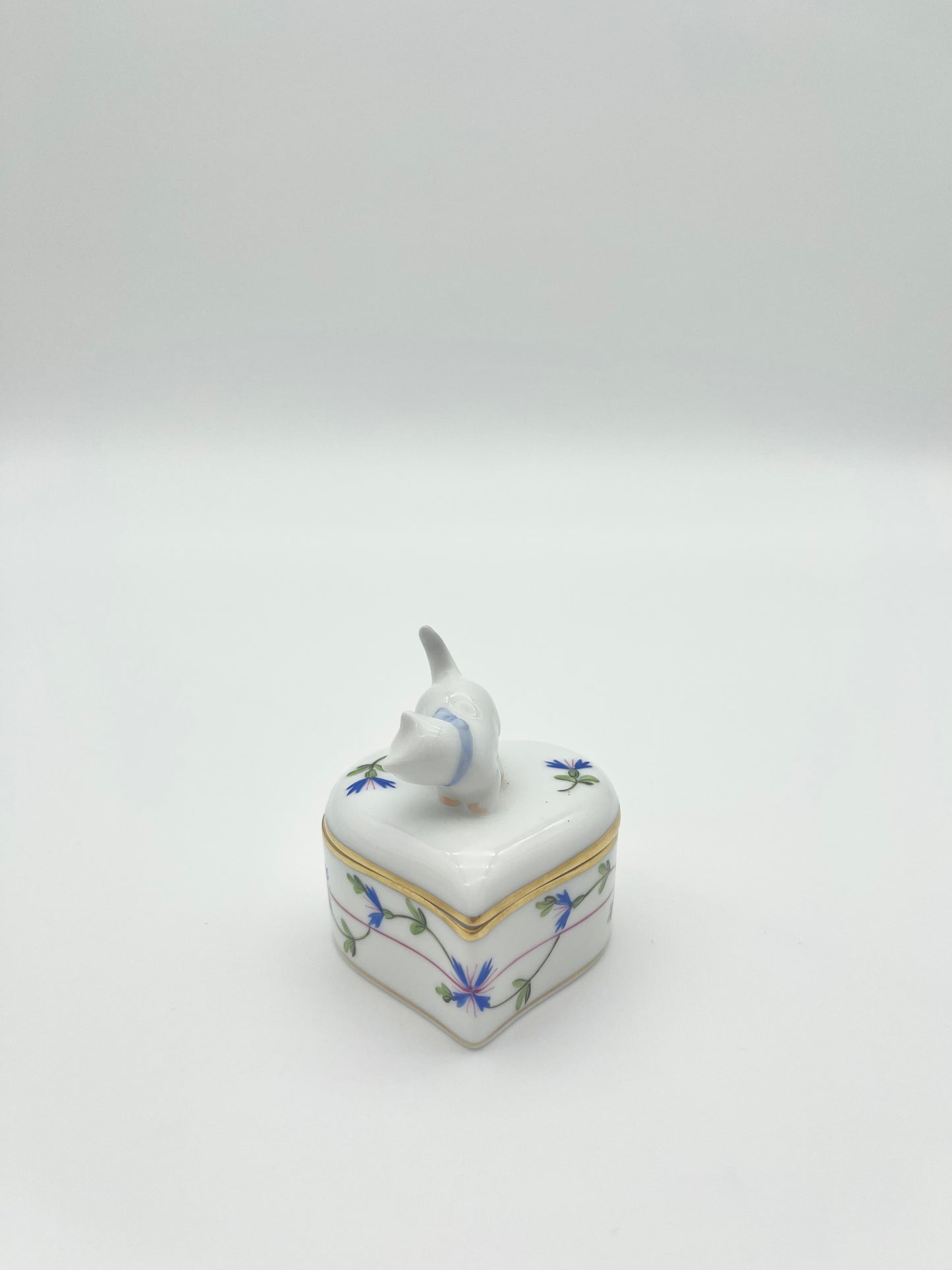 Heart Box w/ Cat Blue Garland