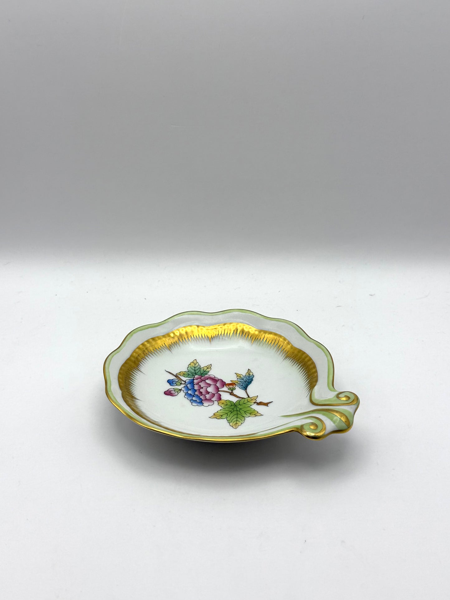 4" Queen Victoria Shell Dish