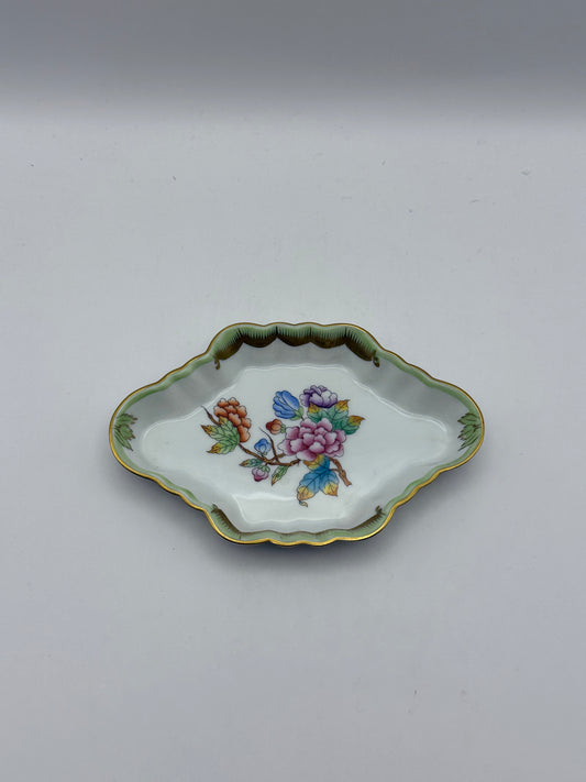 Queen Victoria Trinket Dish w/ Scalloped Edge